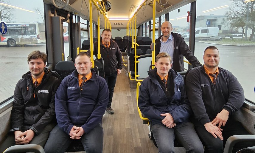 Bild: Marco Wei&szlig;kopf, Lehrmeister und Markus Schraps, Betriebsleiter Busverkehr (hintere Reihe v. l. n. r.) gratulieren Finley Werner, Daniel Setzer, Bernd Maximilian Kleine und Fabian Aderhold (vordere Reihe v. l. n. r.) zur bestandenen Pr&uuml;fung.