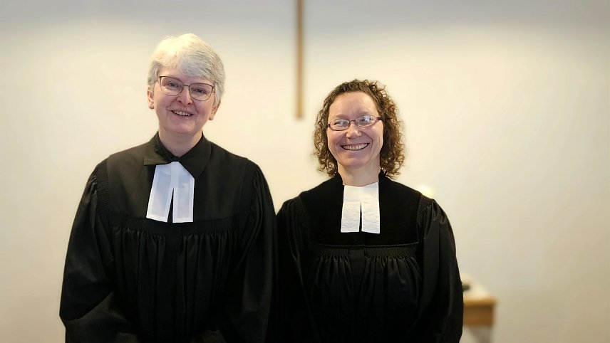 Bild: Pfarrerinnen Sabine Meinhold und Esther Coblenz (r.),