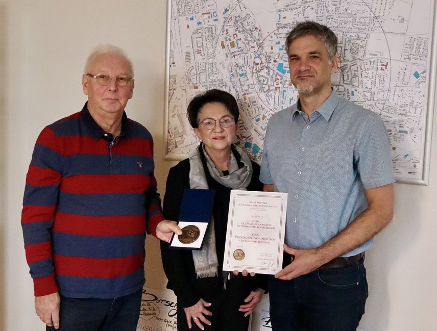 Bild: Die Vorsitzende des Freundeskreises, Christine Wagner, und Hans-Leopold Holzapfel (stellvertretender Vorsitzender), trafen Oberb&uuml;rgermeister Kai Buchmann