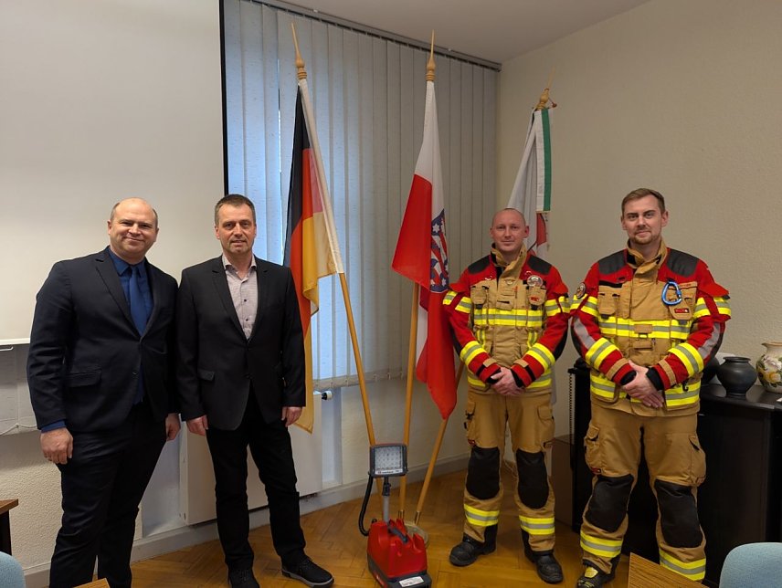 Bild: &Uuml;bergabe des LED Beleuchtungssystems: Henry Pasenow (B&uuml;rgermeister der Stadt Ellrich) Jens Ludwig (SV SparkassenVersicherung-Agentur der Kreissparkasse Nordhau- sen), Maximilian Faulnborn (Wehrf&uuml;hrer Feuerwehr Ellrich) und Marcel Knabe (stellv. Wehrf&uuml;hrer Feuerwehr Ellrich)