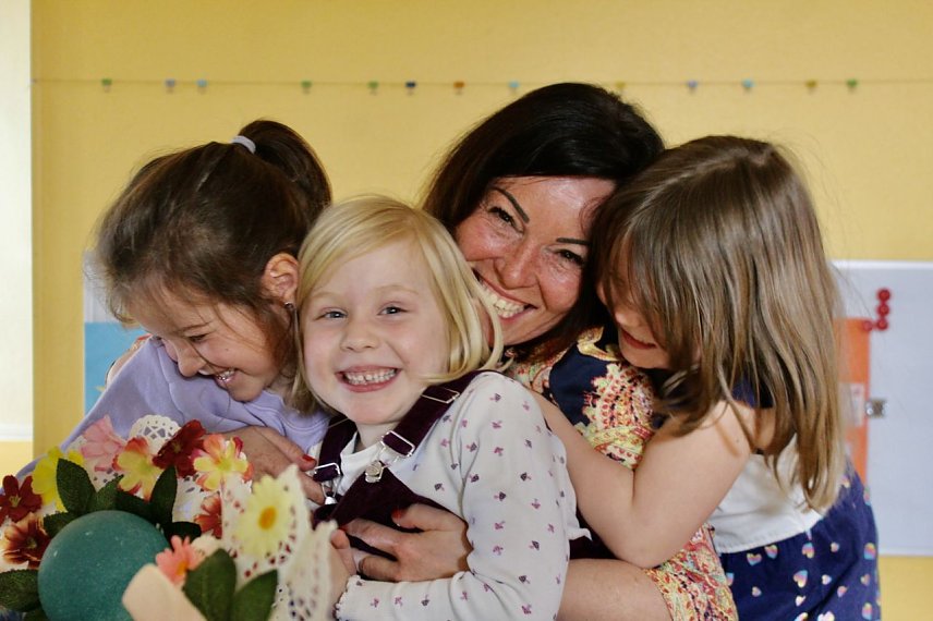Bild: Kurdirektorin Katja Rudolph freut sich mit den Kindern des Evangelischen Kindergartens St. Martin, in Bad Langensalza, auf den besonderen Tag