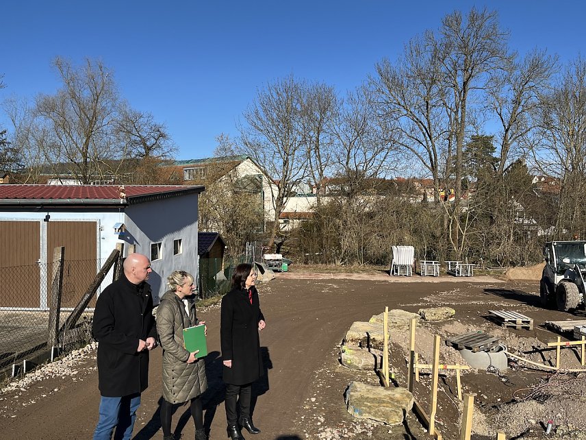 Bild: li. B&uuml;rgermeister Steffen Grimm (parteilos) und Landr&auml;tin Antje Hochwind-Schneider (SPD) rechts im Bild, besichtigen die Baustelle in der Talstrasse