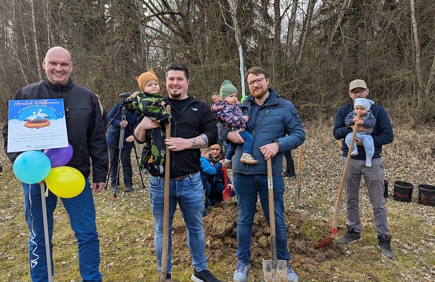 Bild: Pflanzten gemeinsam Babyb&auml;ume ein: B&uuml;rgermeister Steffen Grimm (links), Dennis Kotter (2.v.li.) mit Sohn Kuno, Hans-Hendrik Anfang (3.v.re.) mit Tochter Juno-Minou und Aleksej Luks (rechts) mit Sohn Maksim.