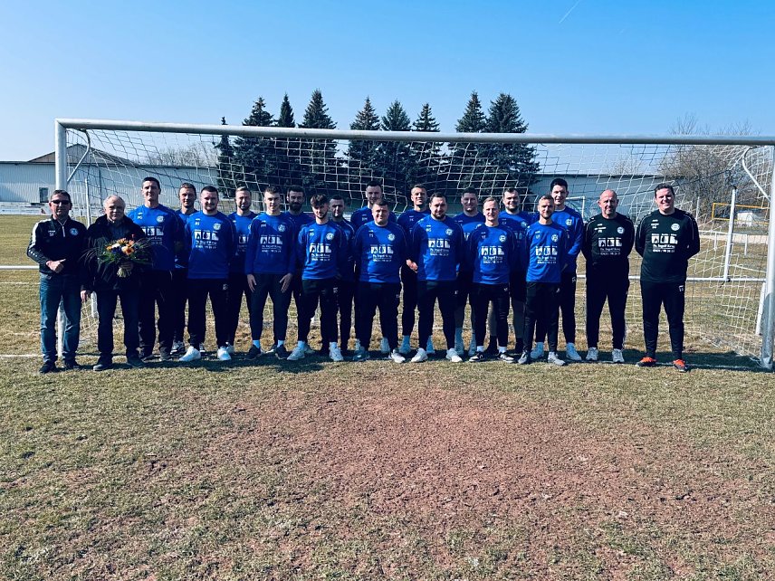 Bild: Neue Pullover f&uuml;r die 1. Mannschaft der LSG Blau-Wei&szlig; Gro&szlig;wechsunge