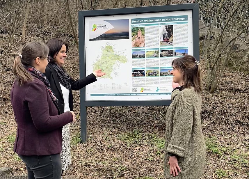 Bild: Fr. Mucke (Tourismusverband S&uuml;dharz Kyffh&auml;user) und Fr. Suberg (Regionalmanagement) pr&auml;sentieren Landr&auml;tin Antje Hochwind-Schneider (mitte) die Touristische Hinweistafel in der Lohstra&szlig;e