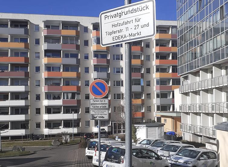 Bild: Private Parkpl&auml;tze gegen&uuml;ber dem August-Bebel-Platz