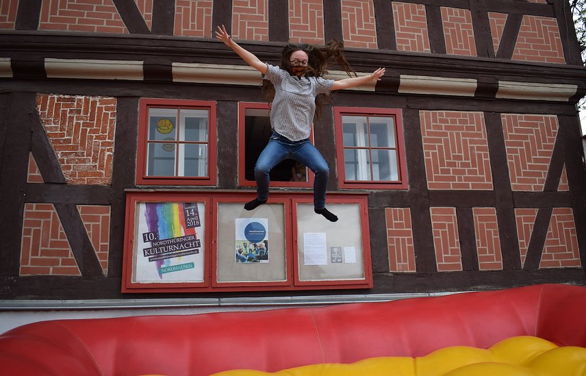 Bild: Nele &uuml;bt schon mal den perfekten Fr&uuml;hlingssprung
