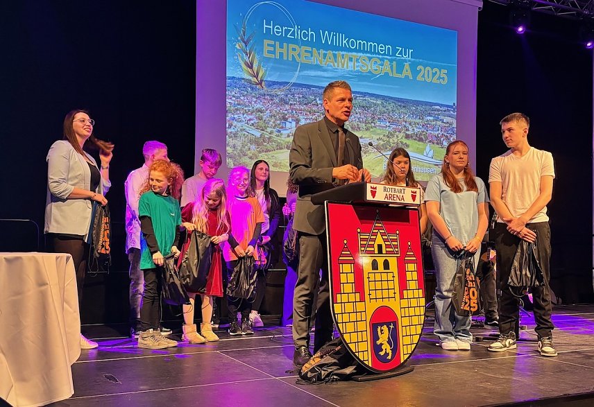 Bild: B&uuml;rgermeister von Bad Frankenhausen, Matthias Strejc, bei der Ehrenamtsgala 2025 in der Rotbart Arena