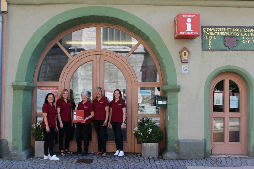 Bild: v.l.: Die Mitarbeiterinnen der Touristinformation Bad Langensalza freuen sich auf die Urlaubssaison 2025: Karin Merbach-Hafke, Veronika Cypkunov, Simone Demuth, Andrea Kaltenegger und Leiterin Astrid Lehmann 