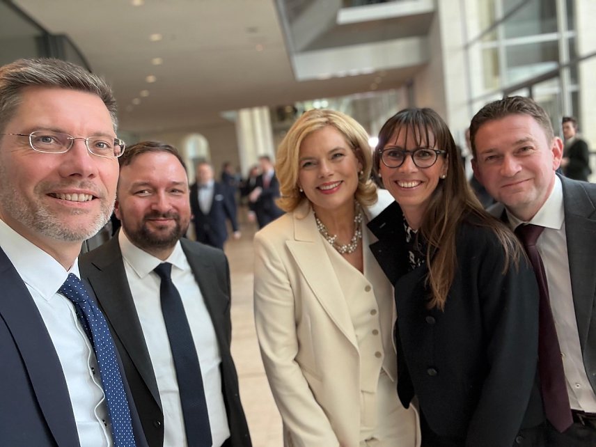 Bild: Th&uuml;ringer Bundestagsabgeordnete der CDU mit Julia Kl&ouml;ckner (Mitte)
