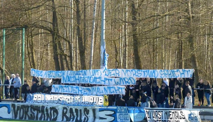 Bild: In kleinen Gedichten und mit der Forderung "Vorstand raus!" positionieren sich die aktiven Wackerfans in Th&uuml;ringens Stadien