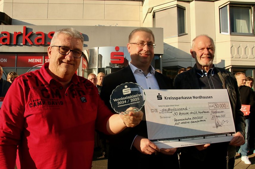 Bild: Die Herzsportgruppe konnte wieder die meisten Stimmen auf sich vereinen, die 30.000 Euro Spenden wurde auf alle Gewinner gleicherma&szlig;en verteilt