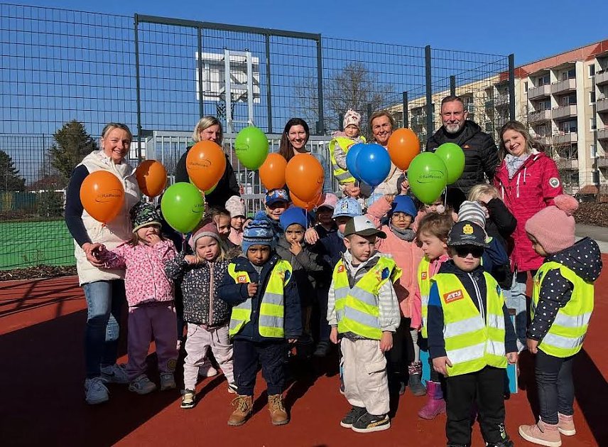 Bild: Vorfreude auf den neuen Spielplatz: Kinder der Phantasia-KiTa und ihre Erzieherinnen 