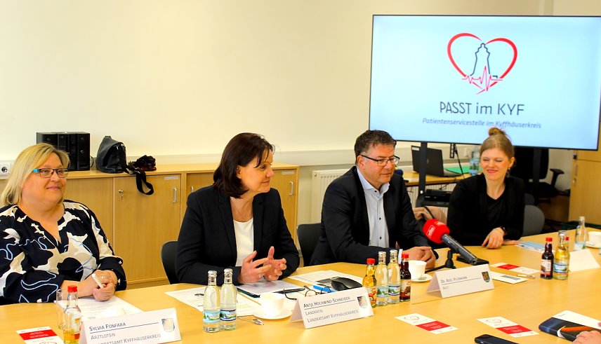 Bild: v.li.n.re. Arztlotsin Sylvia Fonfara; Landr&auml;tin Antje Hochwind-Schneider, Dr. Axel Ple&szlig;mann, Dr. Schmidt stellten das Modellprojekt PASST im KYF in Artern vor