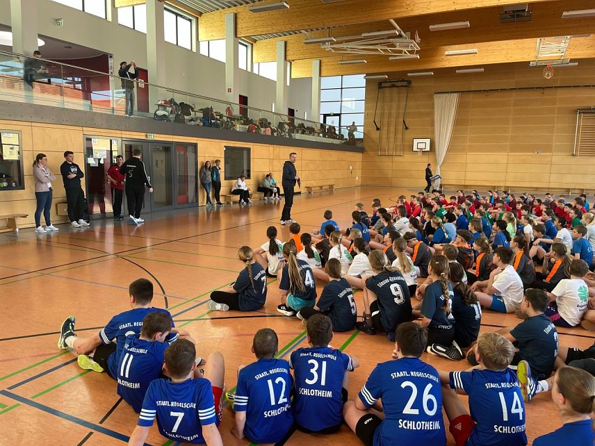 Bild: 12 Teams der weiterf&uuml;hrenden Schulen ma&szlig;en sich im Zweifelderballturnier