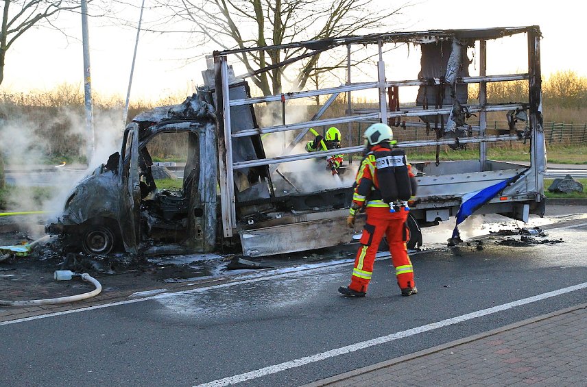 Bild: LKW-Brand auf dem Parkplatz einer Rastst&auml;tte