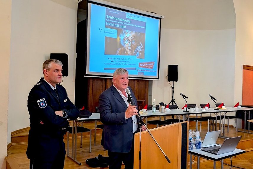 Bild:  Detlef Grabs, Leiter der Kriminalpolizeiinspektion Nordhausen (re.), und Olaf John, Leiter der Polizeiinspektion Kyffh&auml;user (li.), begr&uuml;&szlig;ten die Senioren und gaben Einblicke in die Betrugsmaschen von Telefonbetr&uuml;gern