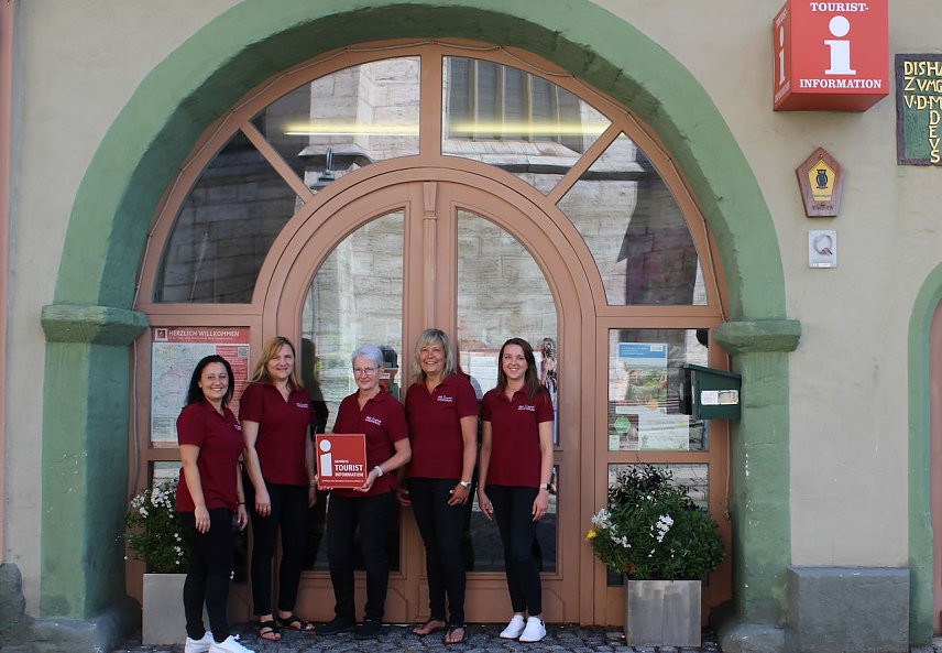 Bild: Die Mitarbeiterinnen der Touristinformation Bad Langensalza freuen sich auf die Urlaubssaison 2025: Karin Merbach-Hafke, Veronika Cypkunov, Simone Demuth, Andrea Kaltenegger und Leiterin Astrid Lehmann (v.l.n.r.).