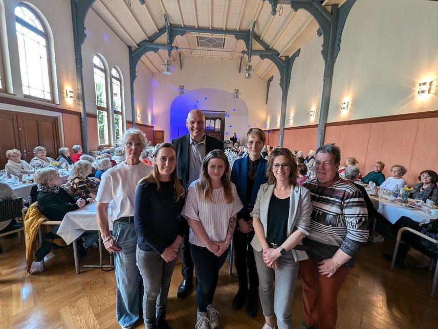 Bild: (v.l.n.r.): Dorfk&uuml;mmerin Angelika Hendrich, Sachgebietsleiterin der Stadtverwaltung, Stephanie Haller, B&uuml;rgermeister Steffen Grimm, Kommunale Beauftragte f&uuml;r Kinder-, Jugend- und Sozialarbeit, Isabelle Schreiber, Fachbereichsleiterin f&uuml;r Kinder, Jugend und Sport, Mareen Biedermann, Fachgebietsleiterin Kindertagesst&auml;tten, Jacqueline Lange, und Assistentin Silke Knopke.
