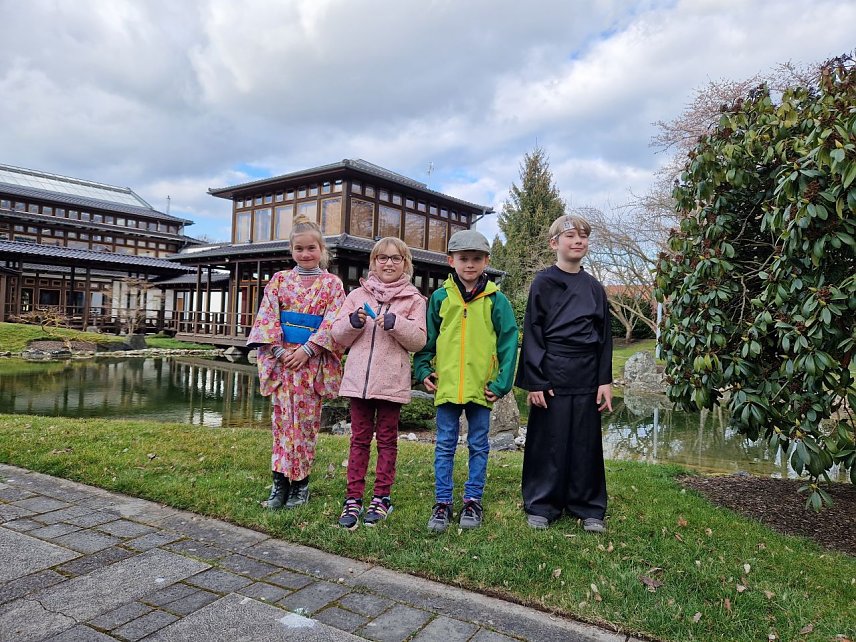 Bild: Die bisherigen und neuen Sakura und Samurai des Japanischen Gartens in Bad Langensalza