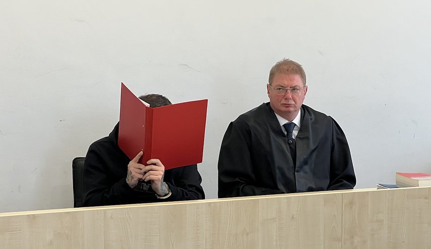 Bild: Der Angeklagte Thomas Z. mit seinem Anwalt heute im Landgericht M&uuml;hlhausen