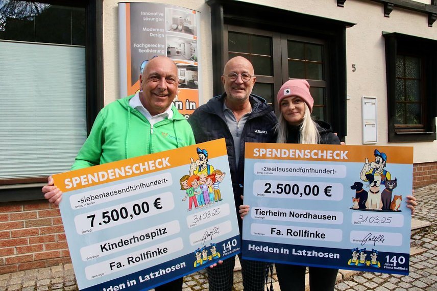 Bild: v.l. Uwe K&ouml;hler vom Kinderhospiz Mitteldeutschland, Firmenchef Uwe Rollfinke und Neele Ballhause vom Nordh&auml;user Tierheim