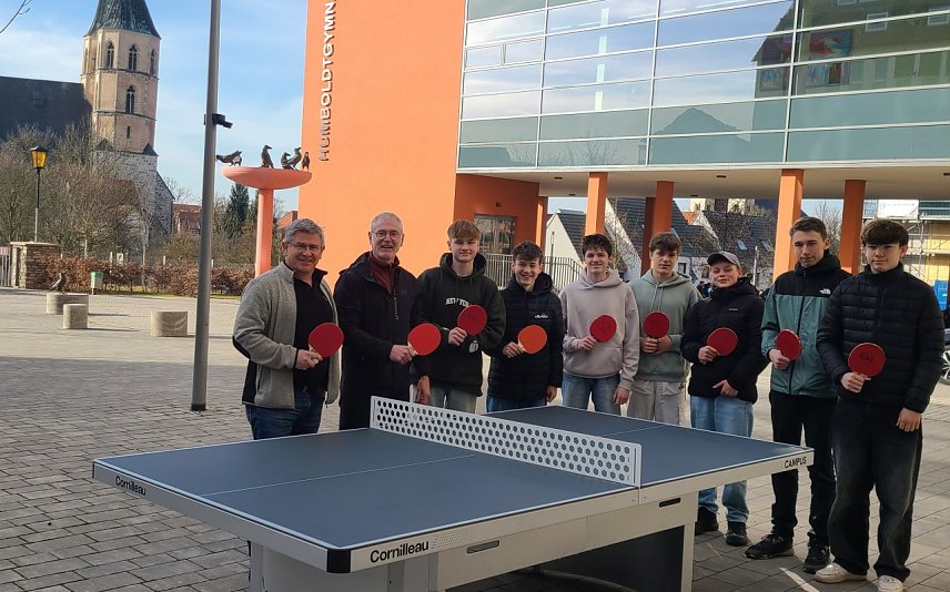 Bild: Einweihung der neuen Tischtennisplatte am Humboldt-Gymnasium