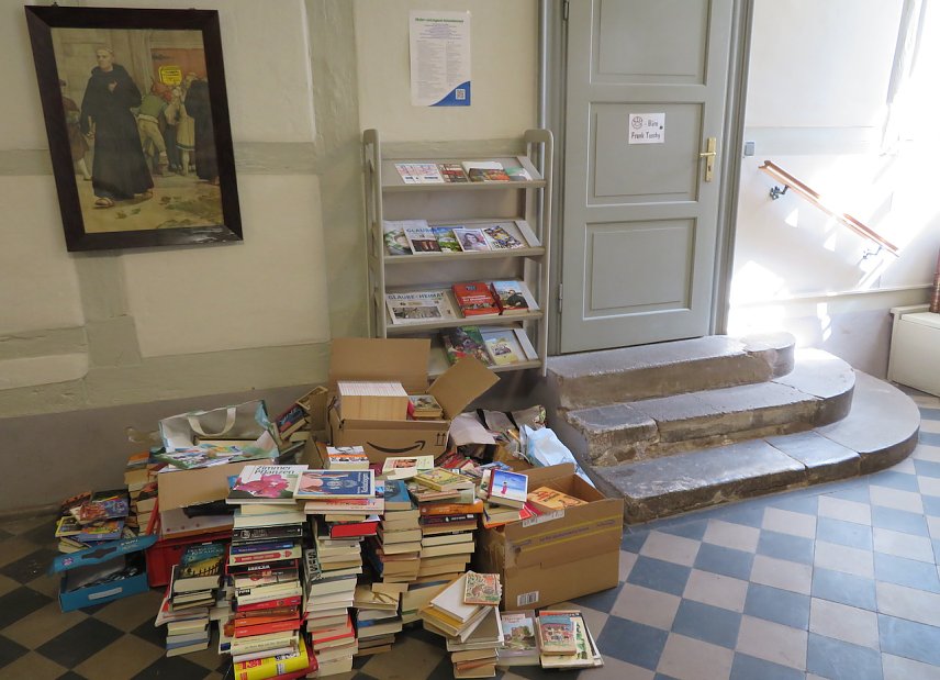Bild: B&uuml;cherstapel im Gemeindehaus