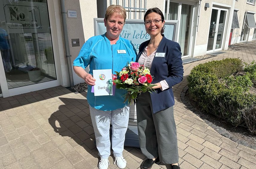 Bild: Petra M&uuml;ller (l.), Pflegefachkraft und Tatjana Paus, Einrichtungsleitung, beide Seniorenpflegeheim Am Gutspark in Hannover: Anerkennung f&uuml;r au&szlig;ergew&ouml;hnliches Engagement