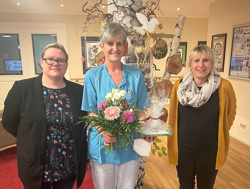 Bild: v.l.n.r.: Stefanie Wienrich, Pflegedienstleitung, Simone Fr&ouml;hlich, Pflegefachkraft und Kerstin J&uuml;lich, Einrichtungsleitung � alle Seniorenpflegeheim Sonnenhof in Ilfeld: Anerkennung f&uuml;r au&szlig;ergew&ouml;hnliches Engagement