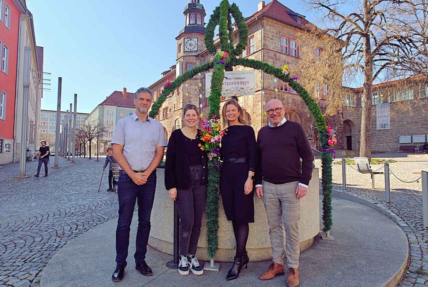 Bild: Vor dem Rathaus schm&uuml;ckte die Markt Passage einen Brunnen: den B&uuml;rgermeistern gef&auml;llt's offensichtlich