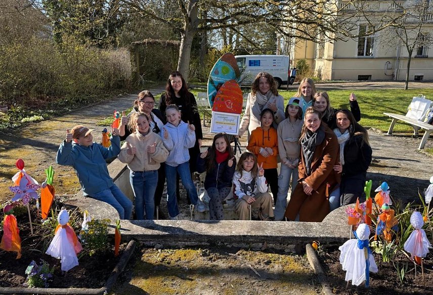 Bild: Strahlende Gesichter am Brunnen 