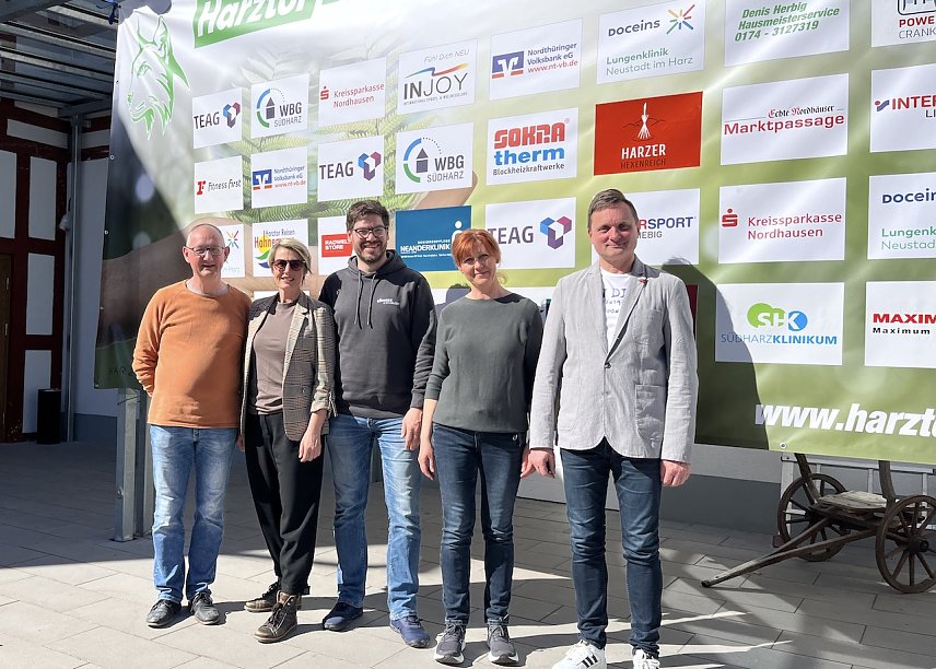 Bild: Die Macher vor der Sponsorenwand:v.l.n.r.: Dirk Wackerhagen, Jana Herbig, Christian Schlauste, Madeleine Gosch, Steffen Hahnemann