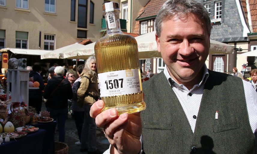 Bild: Zum Ostermarkt stellte Thomas M&uuml;ller auch den neuen Gin aus der Premiumreihe 1507 vor