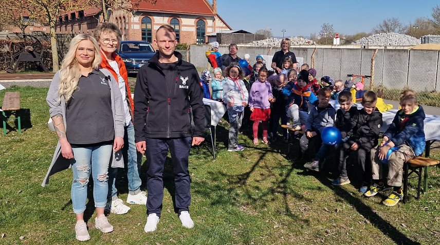 Bild: v.l.: Julia Rindermann (Wildhandel Bauer), Heike K&ouml;gler (Kita-Leiterin) und Sascha Dauer mit den Kindern des Sundh&auml;user Kindergartens Lackst&ouml;ckchen 