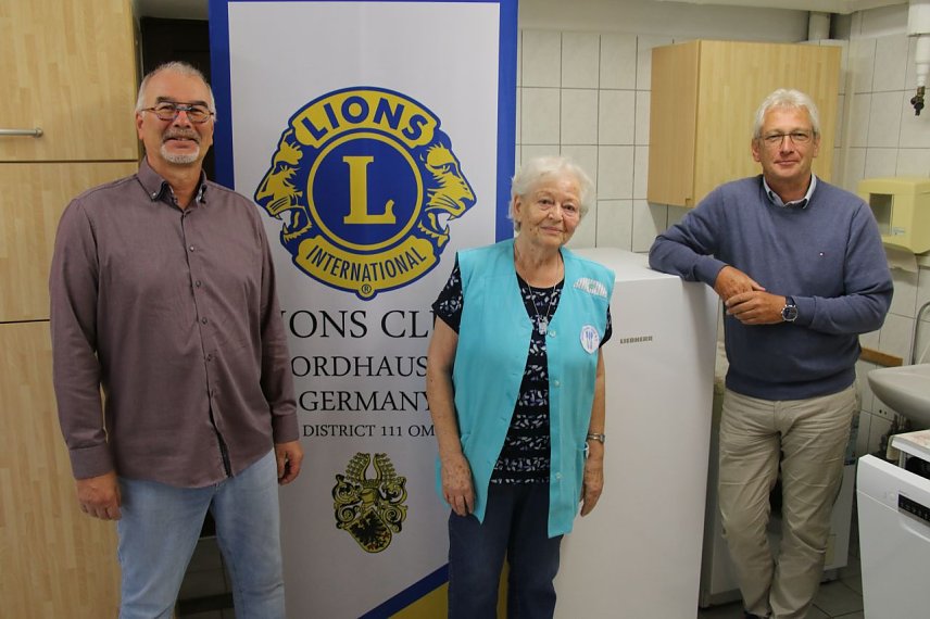 Bild: Der Lions Club, hier vertreten durch Ulrich Ebert (rechts) und Ulrich Henne, &uuml;bergaben der Tafel einen brandneuen K&uuml;hlschrank