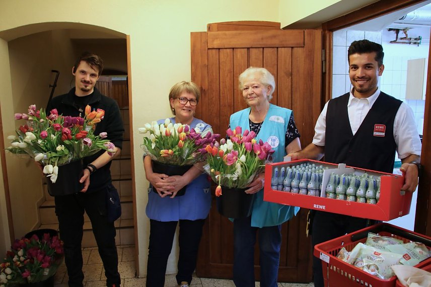 Bild: Blumen und Schokohasen passend zum Osterfest kamen heute vom Rewe-Markt in der S&uuml;dharzgalerie