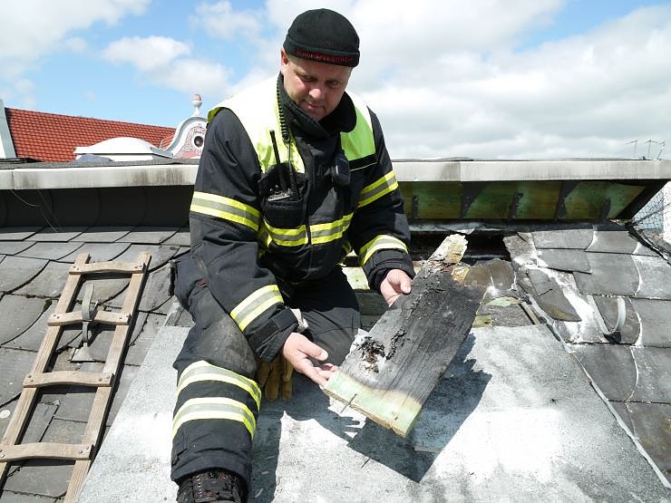 Bild: Brandsch&auml;den am Dach