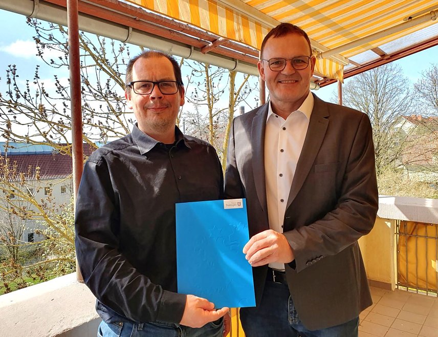 Bild: Prof. Dr.-Ing. Sebastian Voswinckel wurde von Hochschulpr&auml;sident Prof. Dr. J&ouml;rg Wagner offiziell zum Professor ernannt.