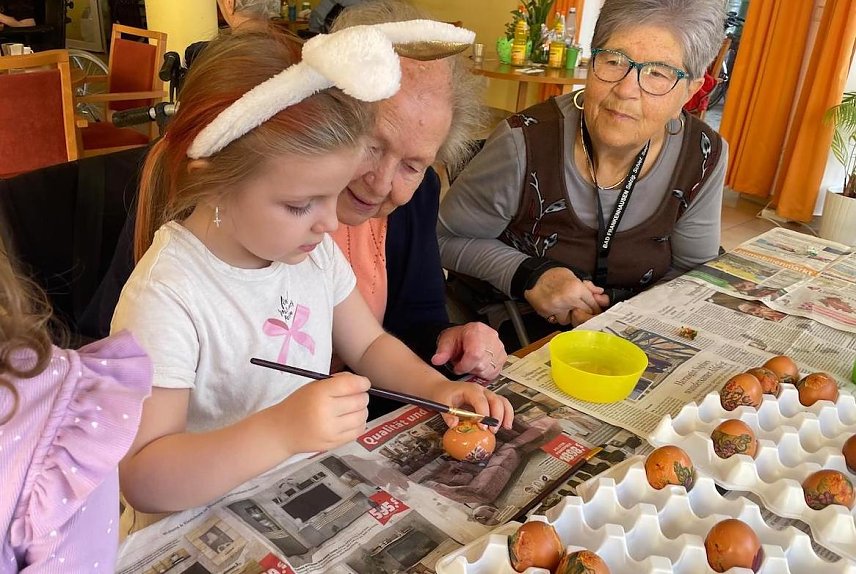 Bild: Mit den Bewohnerinnen von "Haus Wilma" bemalten die "Kindervilla Kinder" kunstvoll Ostereier
