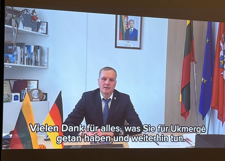 Bild: Ukmerges B&uuml;rgermeister Darius Warnas &uuml;bermittelte seine Gl&uuml;ckw&uuml;nsche an Volker P&ouml;hler per Videobotschaft