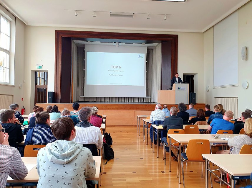 Bild: Vorstellung der Mitarbeitendenbefragung bei der Besch&auml;ftigtenversammlung