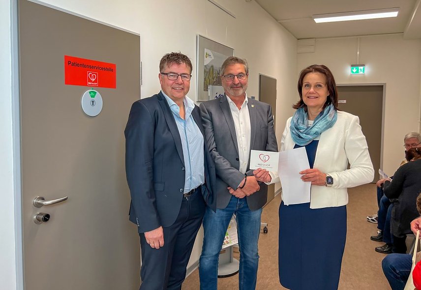 Bild: v.li.n.re. Landr&auml;tin Antje Hochwind-Schneider; Raimund Scheja (Erster Beigeordneter); Dr. Axel Ple&szlig;mann Allgemeinmedizer f&uuml;r klinische Akut- und Notfallmedizin