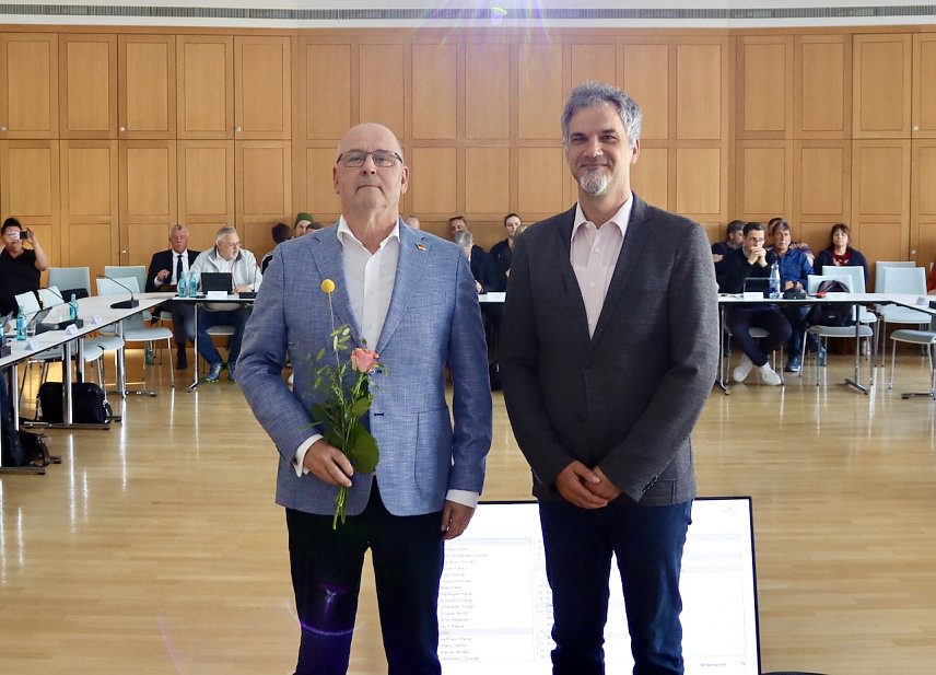 Bild: Herr Peter Wohlfahrt (AfD-Stadtratsfraktion) wird durch Oberb&uuml;rgermeister Kai Buchmann verpflichtet