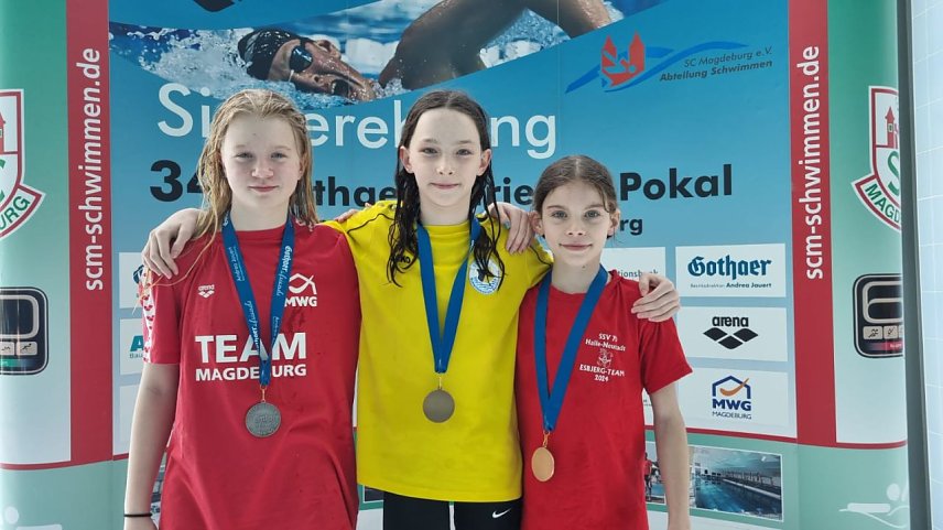 Bild: Frida Flagmeyer (Mitte) gl&auml;nzt beim Pokal