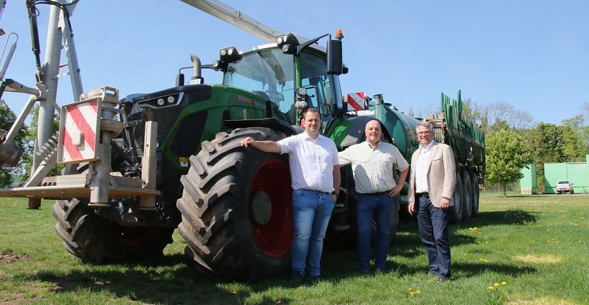 Bild: Im Hintergrund High-Tech im Wert von rund 1,5 Millionen Euro, davor (v.l.) Christoph Bier und Dr. Steffen Sendig vom S&uuml;dharzer Landhandel und Karsten Frob&ouml;se, der Leiter der Nordth&uuml;ringer Agentur f&uuml;r Arbeit