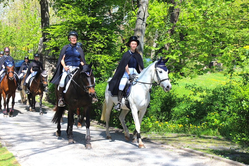 Bild: Novalisritt: Die Reiterinnen des "Gest&uuml;ts Hainleite aus Niederb&ouml;sa" erreichen das Seniorenzentrum Am Waidhof der Novalis Diakonie in Schloss Sophie von K&uuml;hn in Gr&uuml;ningen