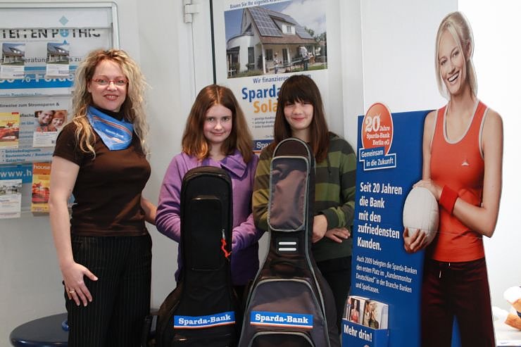 Bild: Andrea Kuprat von der Sparda-Bank sowie Klara Lutze und Dorothee Menz vom Gitarrenquartett