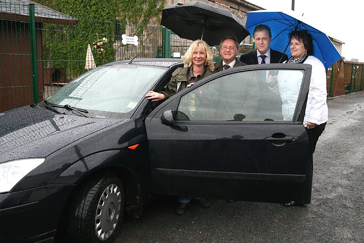 Bild: Auto f&uuml;r Tierheim Gehofen