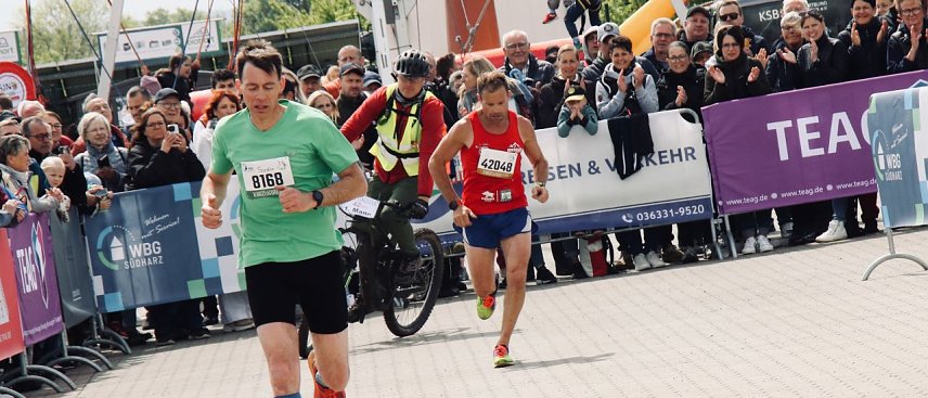 Bild: Daniel Greiner (im roten Hemd) holte auch beim 2. Harztor-Marathon den ersten Platz